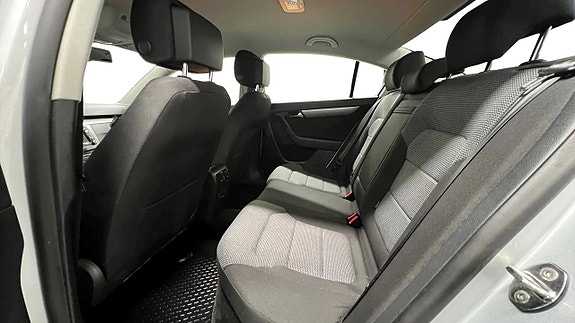 Volkswagen Passat 11 of 17