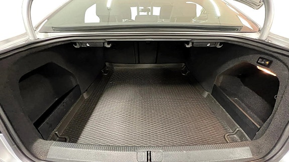 Volkswagen Passat 12 of 17