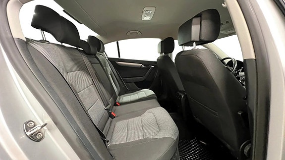 Volkswagen Passat 13 of 17