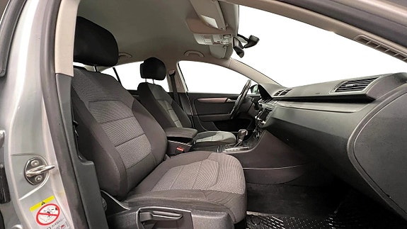 Volkswagen Passat 14 of 17