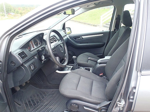 Mercedes-Benz B180 5 of 11