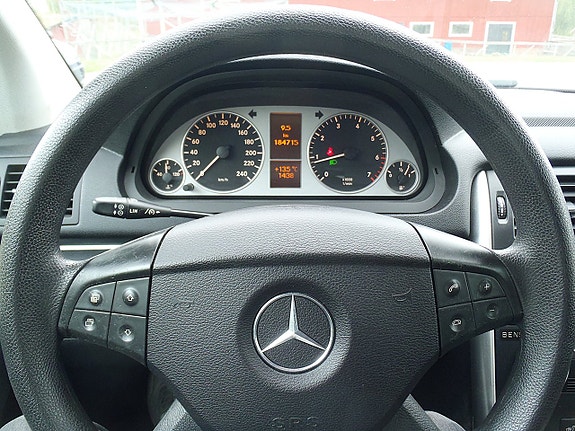 Mercedes-Benz B180 6 of 11