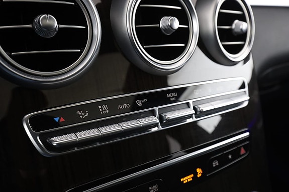 Mercedes-Benz GLC300 e 25 of 30