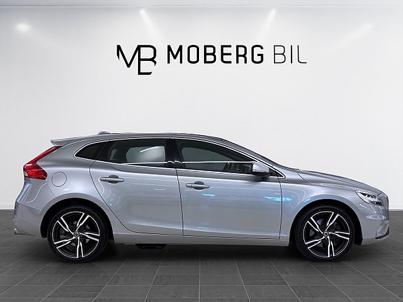 Volvo V40 3 of 17