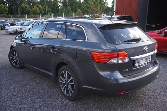 Toyota Avensis 2 of 6