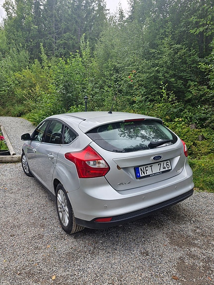Ford Focus 2 of 6