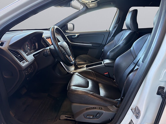 Volvo XC60 10 of 23