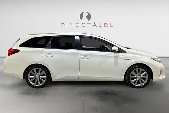 Toyota Auris 8 of 17