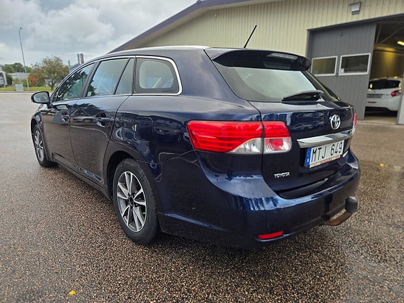 Toyota Avensis 4 of 8
