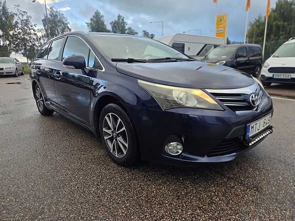 Toyota Avensis 2 of 8