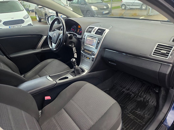 Toyota Avensis 5 of 8