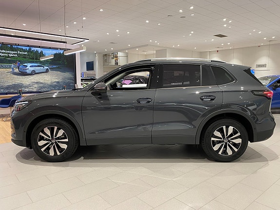 Volkswagen Tiguan 2 of 6