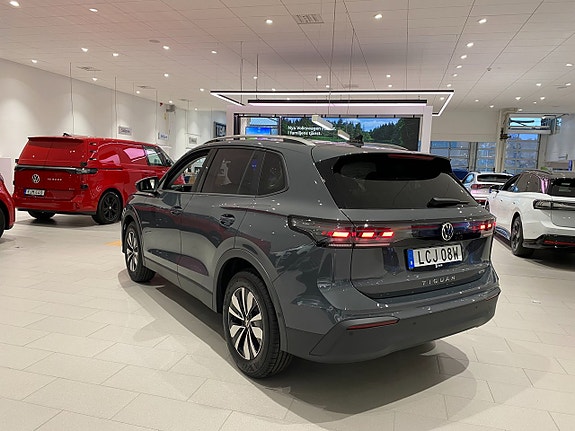 Volkswagen Tiguan 3 of 6