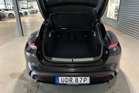 Porsche Taycan 29 of 30