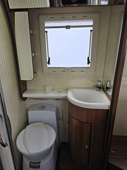 McLouis Nevis 876G *Queensbed *Taksäng *Ugn *Solcell *5700 mil 26 of 30