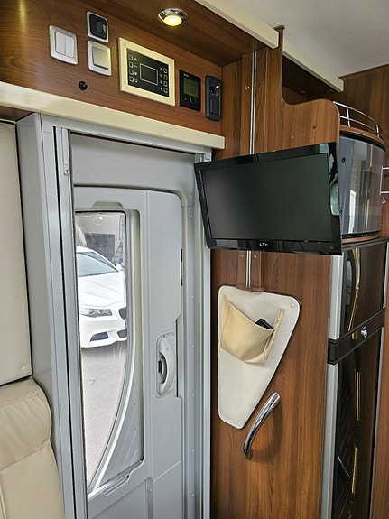 McLouis Nevis 876G *Queensbed *Taksäng *Ugn *Solcell *5700 mil 18 of 30
