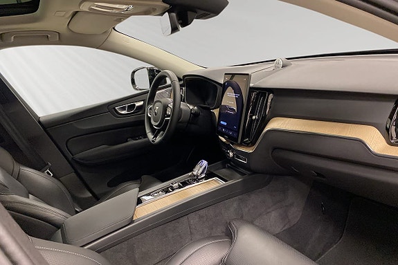 Volvo XC60 10 of 16