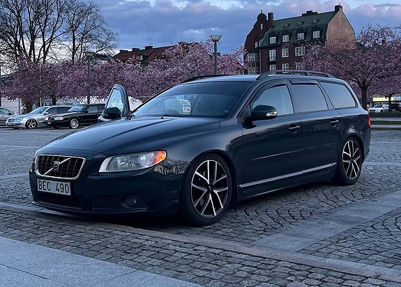 Volvo V70 2 of 6