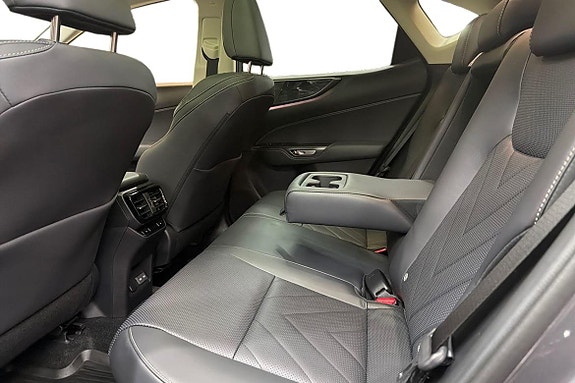 Lexus NX450h+ 13 of 21