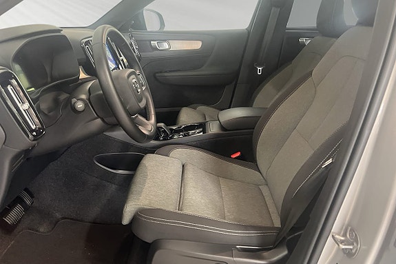 Volvo XC40 8 of 28