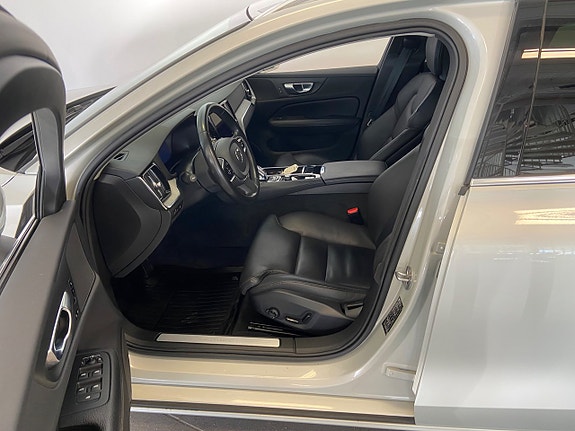 Volvo V60 2 of 10