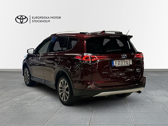 Toyota RAV4 2 of 12