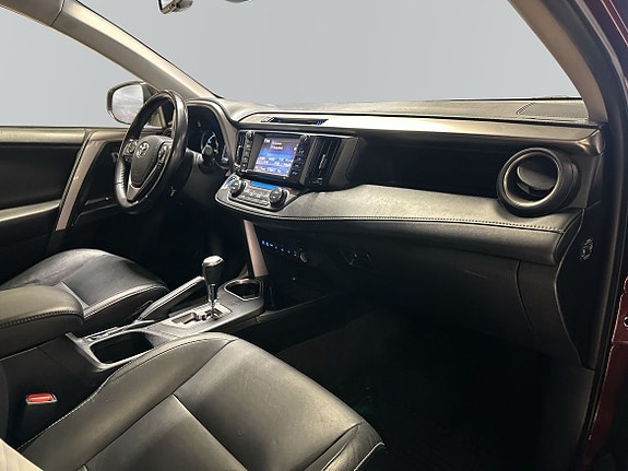 Toyota RAV4 6 of 12