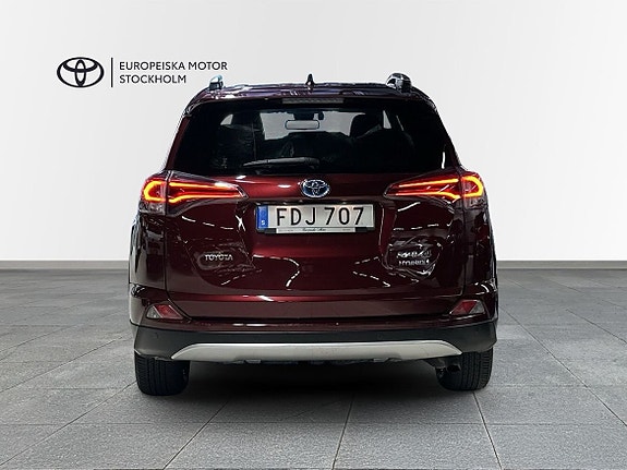 Toyota RAV4 4 of 12