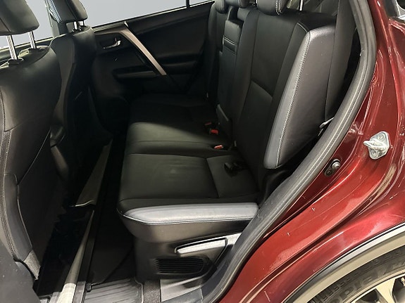 Toyota RAV4 7 of 12