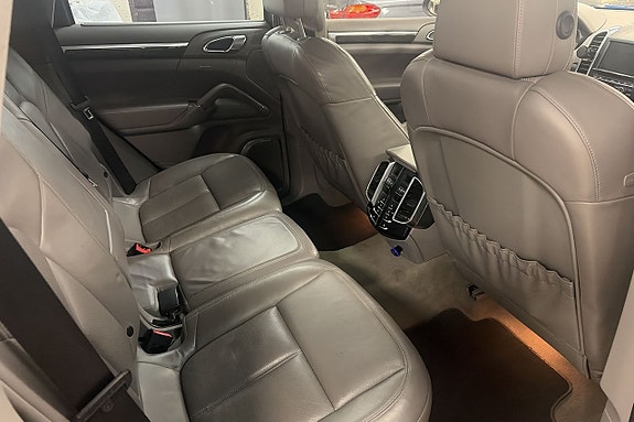 Porsche Cayenne Turbo 14 of 22