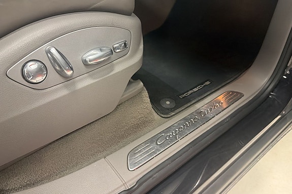 Porsche Cayenne Turbo 12 of 22