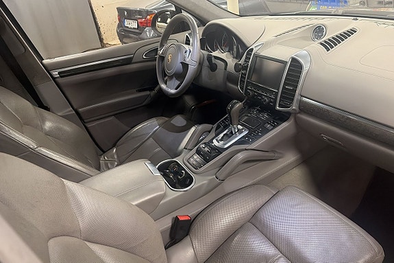 Porsche Cayenne Turbo 9 of 22