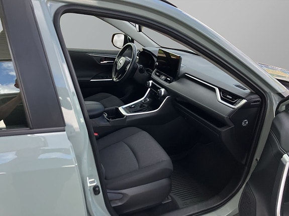 Toyota RAV4 8 of 17