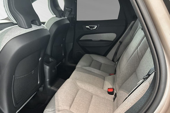 Volvo XC60 8 of 30
