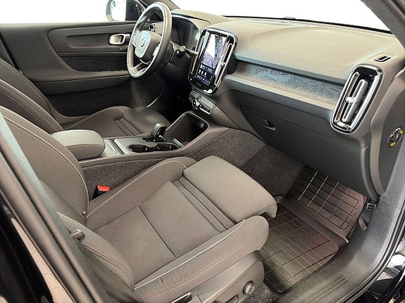Volvo EX40 13 of 29