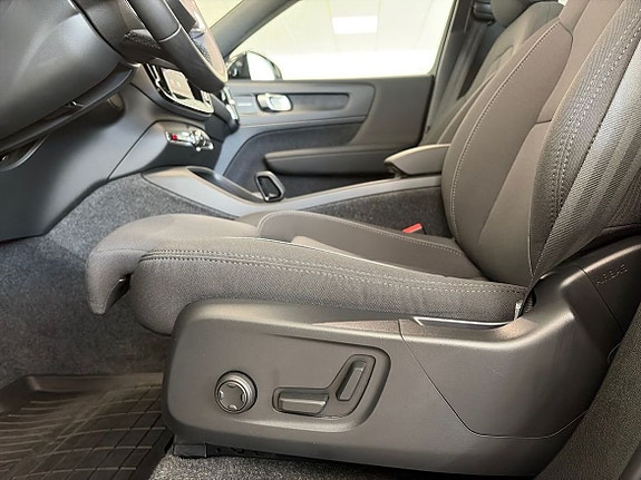 Volvo EX40 11 of 29