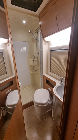 Adria Vision i677 SP 13 of 16