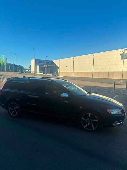 Volvo V70 2 of 5