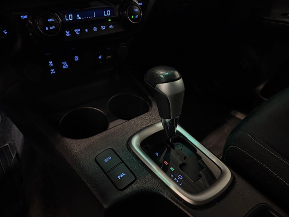 Toyota HiLux 11 of 17