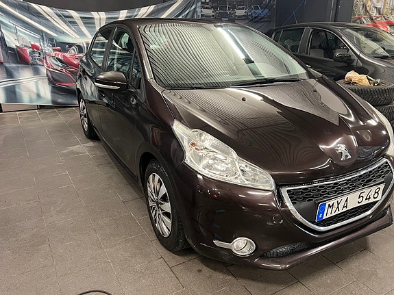 Peugeot 208 2 of 8