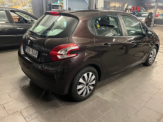 Peugeot 208 3 of 8
