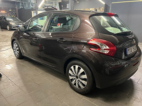 Peugeot 208 4 of 8