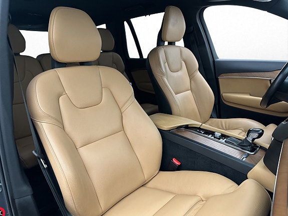 Volvo XC90 26 of 30