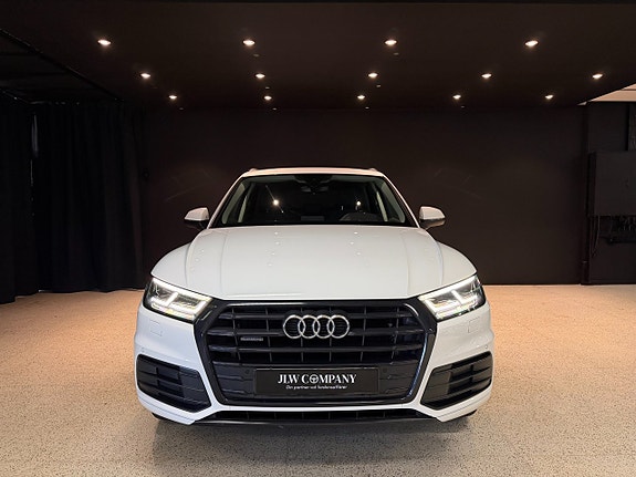 Audi Q5 2 of 19