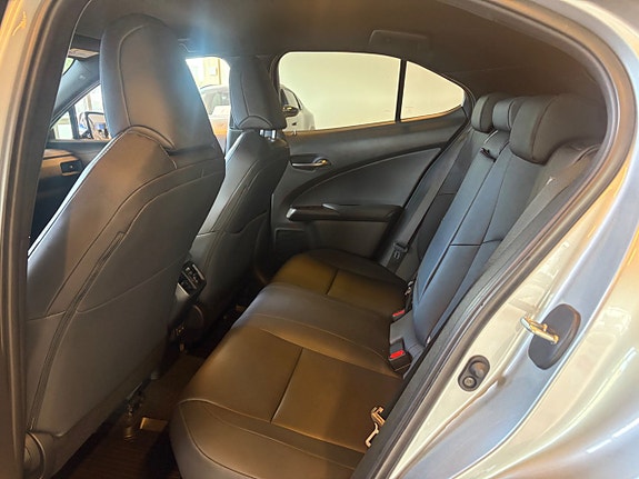Lexus UX250h 10 of 17