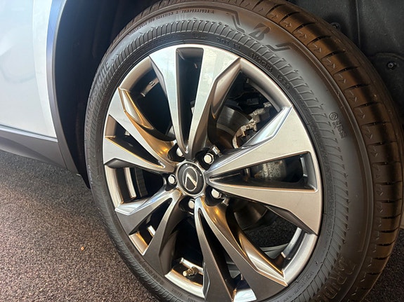 Lexus UX250h 8 of 17