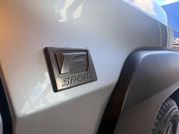 Lexus UX250h 4 of 17