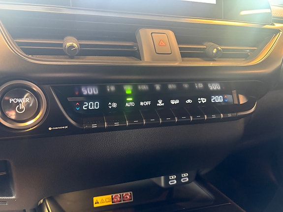 Lexus UX250h 14 of 17