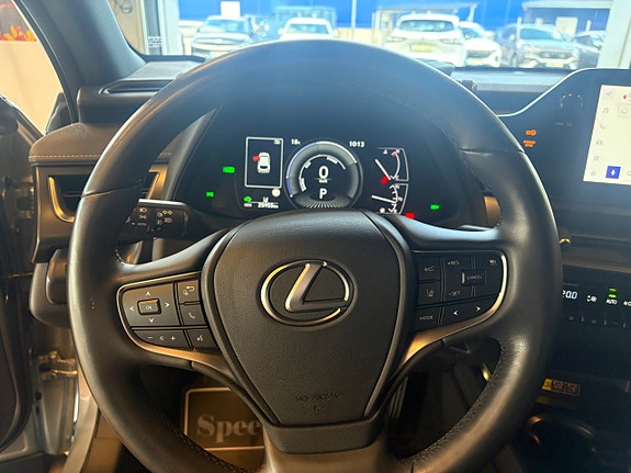 Lexus UX250h 13 of 17