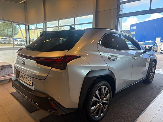 Lexus UX250h 5 of 17